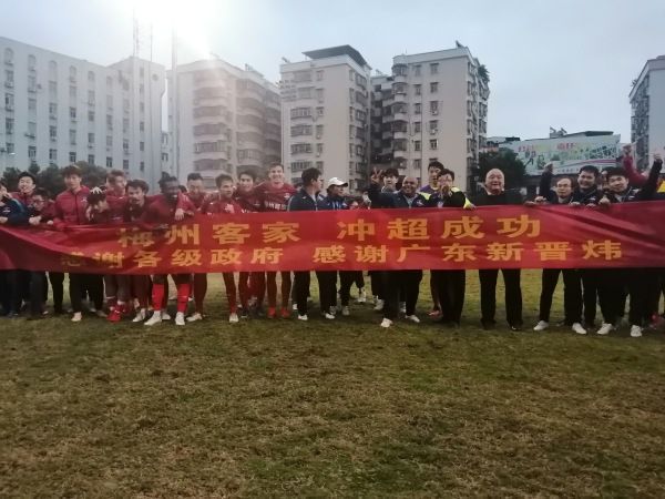 齐尔克泽在2022年从拜仁加盟了博洛尼亚，当时齐尔克泽在寻求离队并在其他球队踢上主力，最终他选择了加盟博洛尼亚。